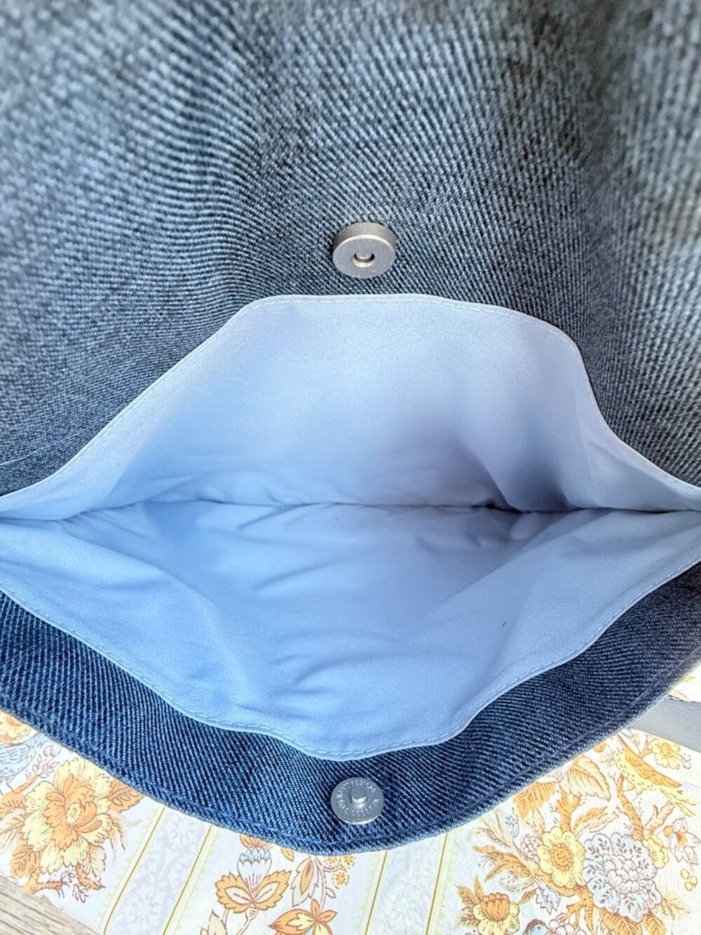Baggallini Blue Denim Fabric Everywhere Crossbody Purse Bag Zips and Pockets EUC - Picture 4 of 10